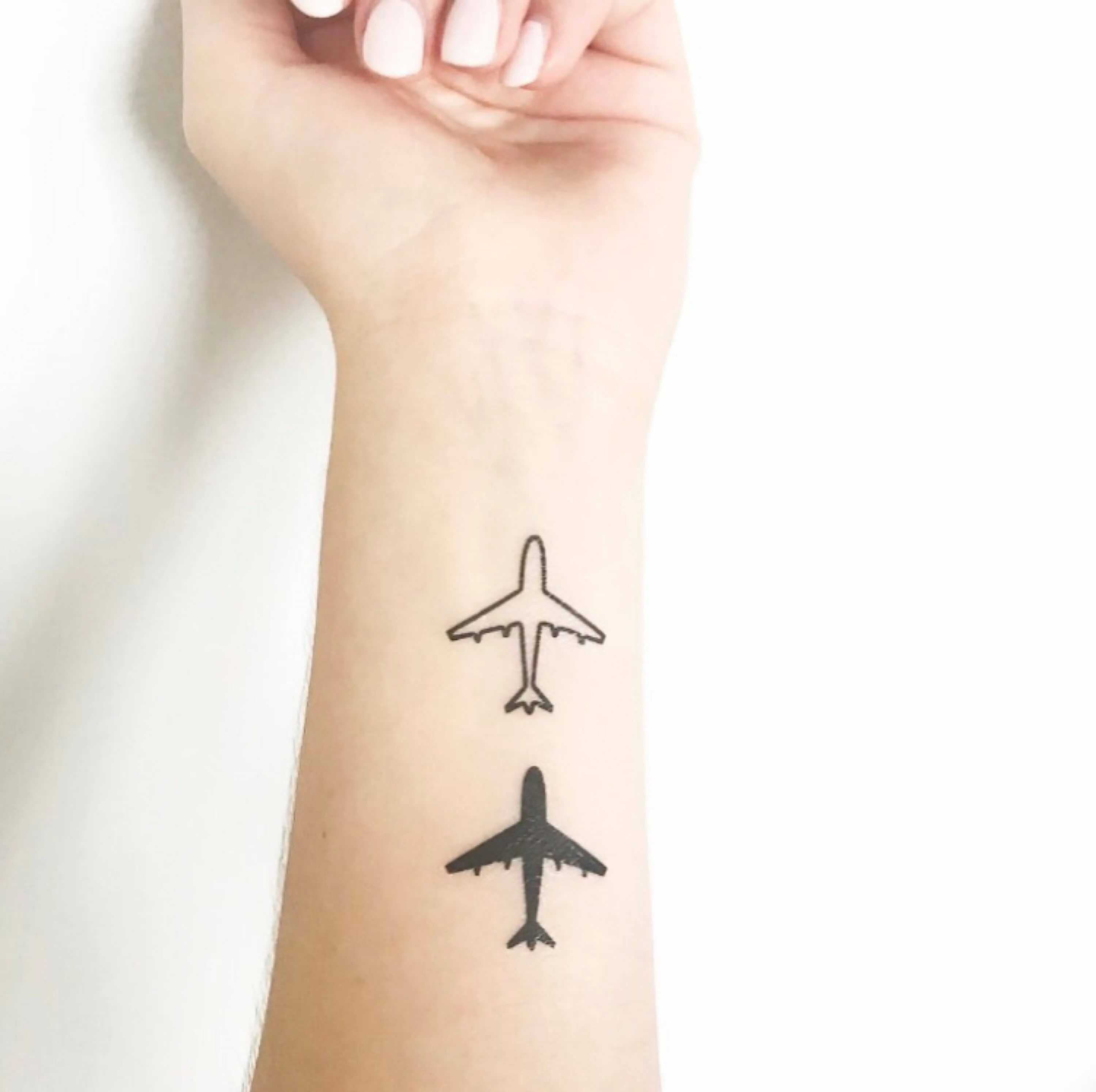 тату самолет на запястье