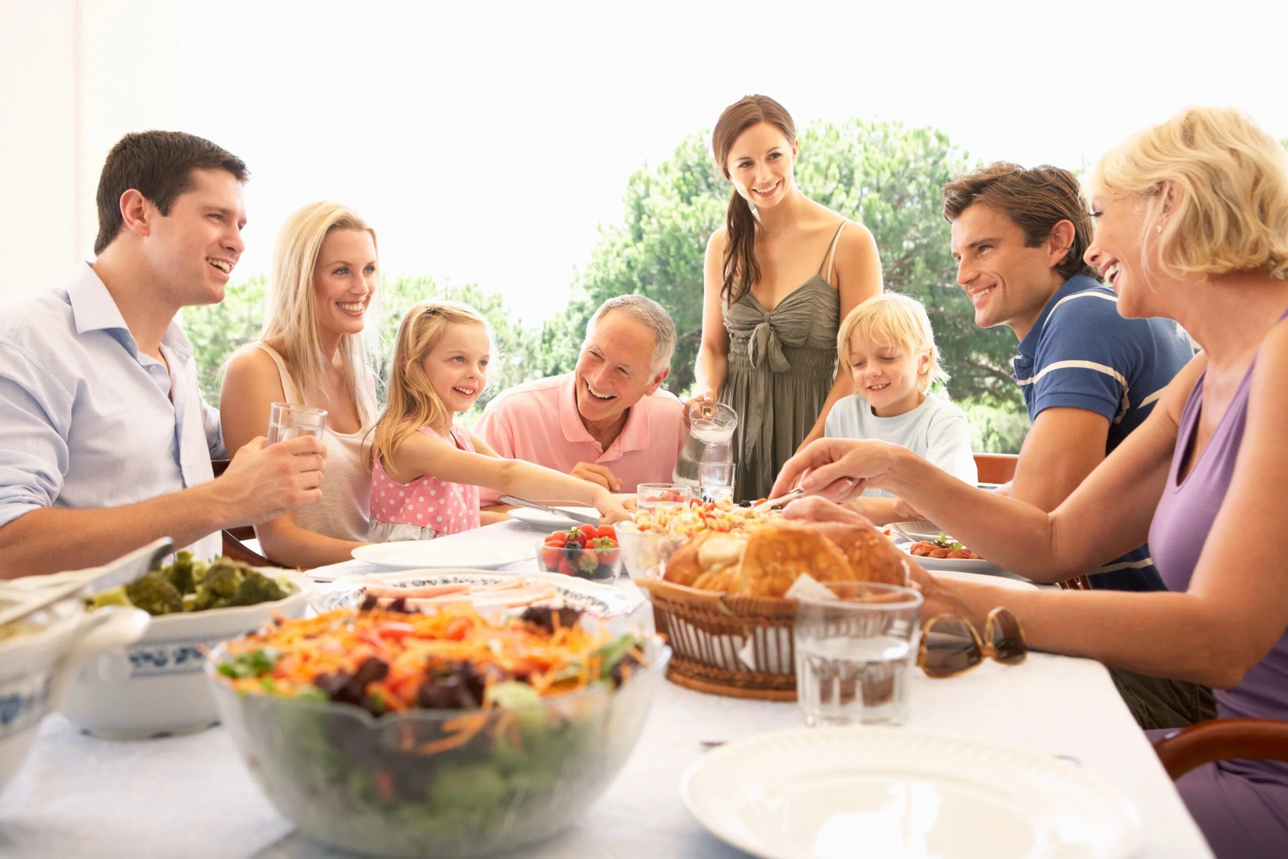 Время в кругу семьи. Семья за столом. Семья за праздничным столом. Семейный ужин. Большая семья за столом.