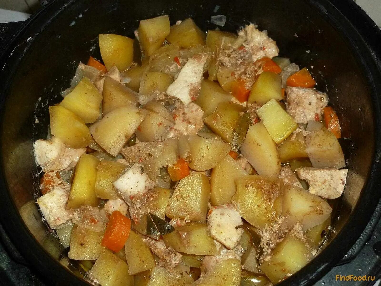 Картошка с мясом в мультиварке редмонд рецепты. Курица с картошкой в мультиварке. тушёная картошка с курицей в мультиварке. жаркое из курицы в мультиварке. жаркое в мультиварке с картошкой.