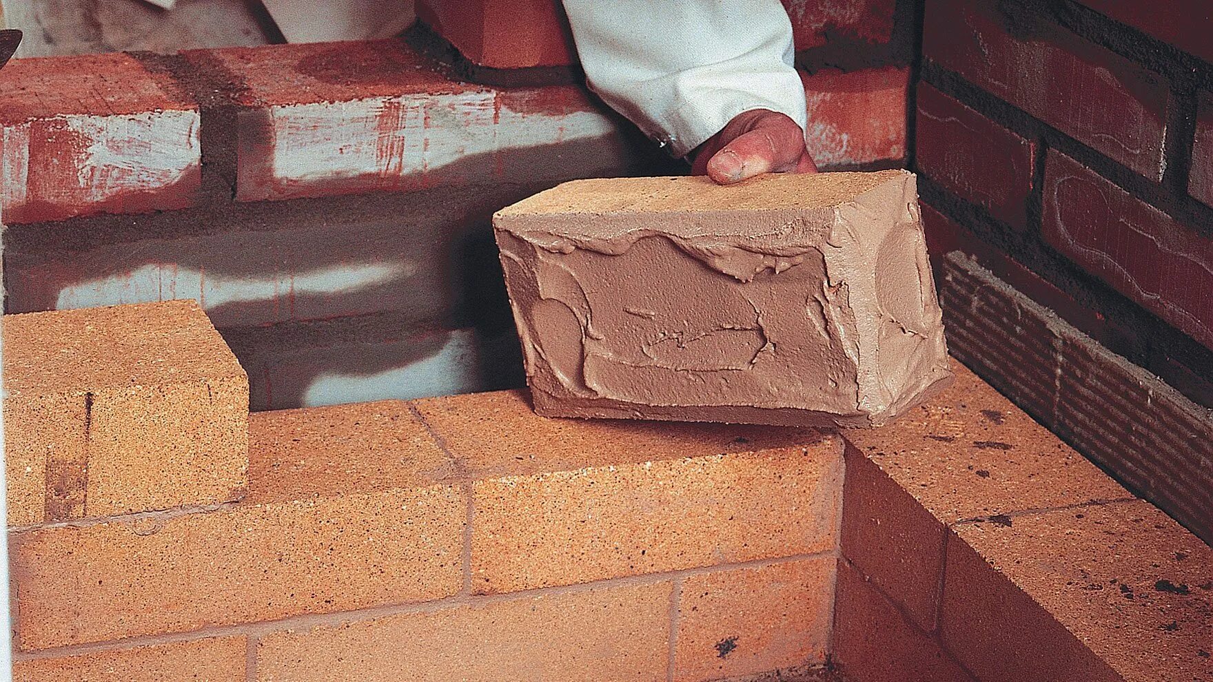 Использовать кладки кирпича. Кирпич для печей. глина в строительстве. кирпичная глина. кладка кирпича.