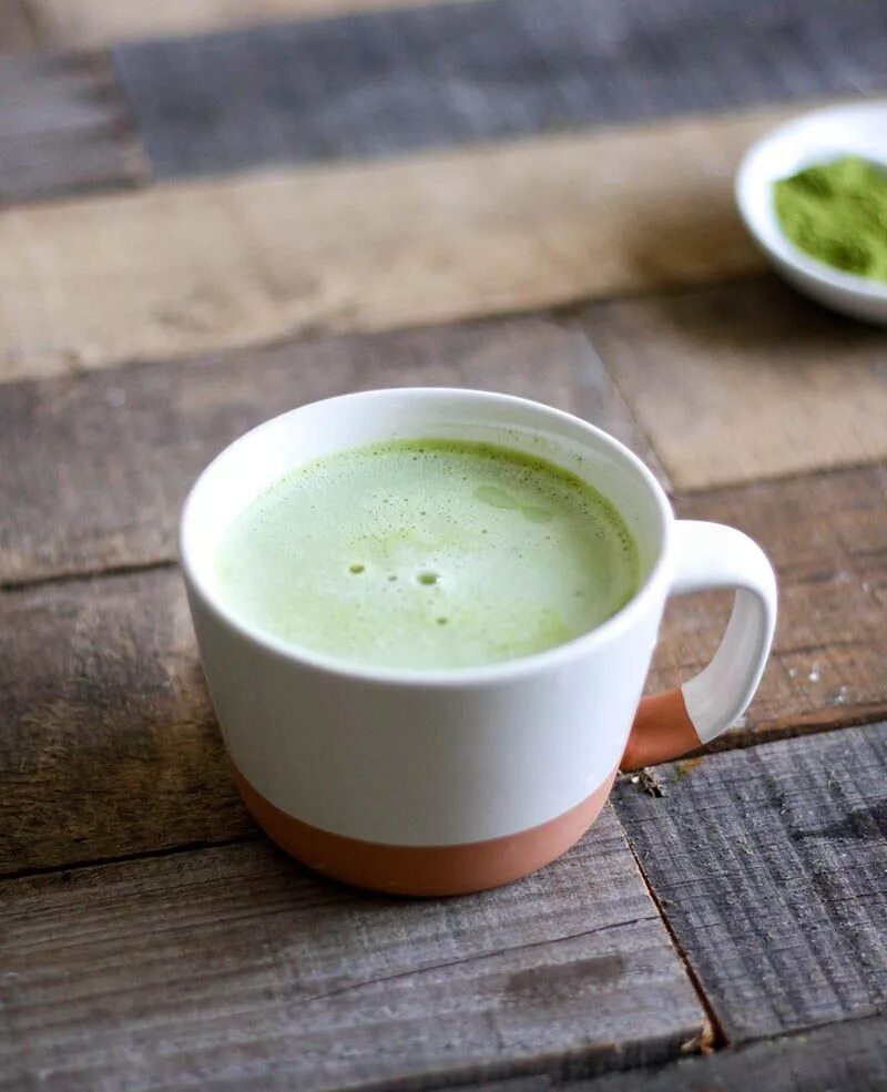 Матча на кокосовом молоке. Зеленый чай "матча". Матча кокос. Matcha латте. Чай матча с молоком.
