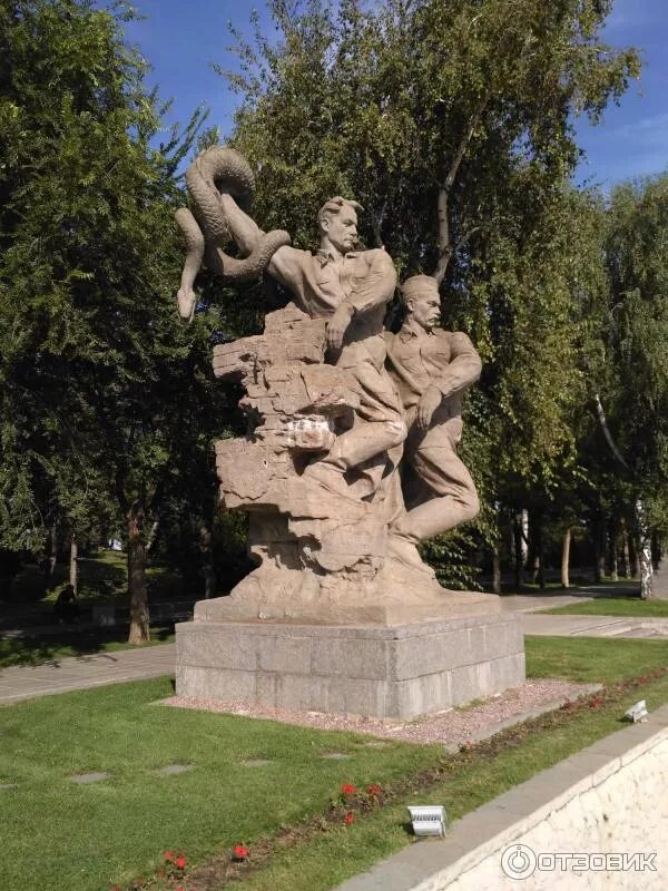Сталинград памятники сталинградской битве. Мамаев Курган Сталинградская битва памятник. Памятники героям Сталинградской битвы в Волгограде. Памятник ансамбль на Мамаевом Кургане. Памятник героям Сталинградской битвы на Мамаевом Кургане.