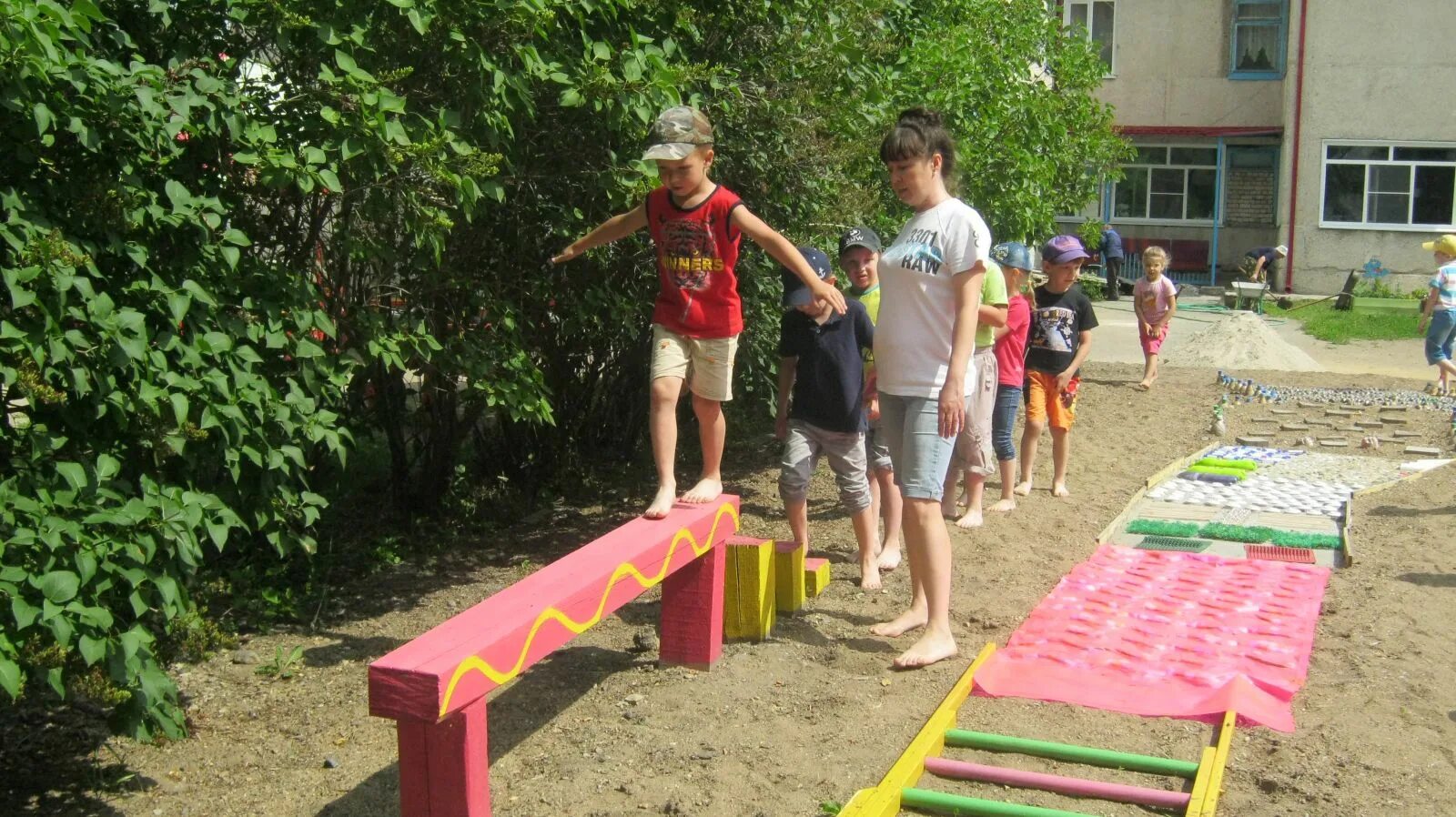 Оздоровительные дорожки в детском саду. Дорожка здоровья на площадке детского сада. Дорожка здоровья в детском саду на участке. Спортивная дорожка в детском саду.