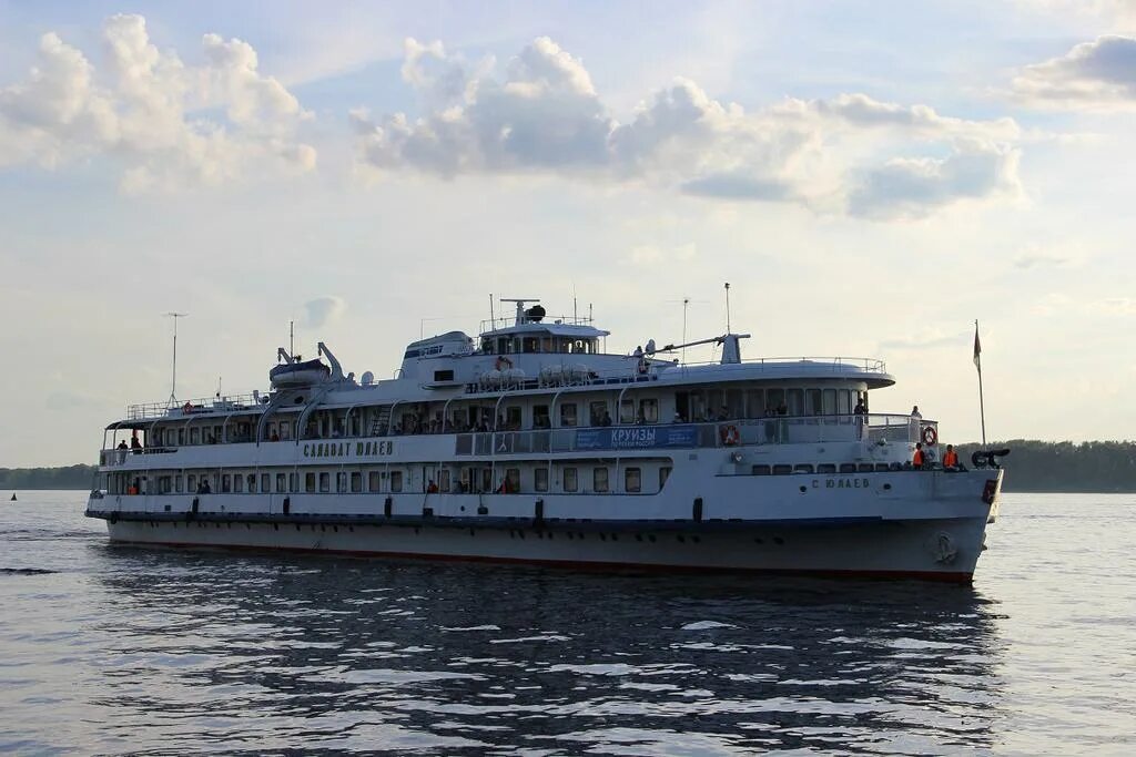 Теплоход александр пушкин соловецкие острова. Теплоход александр невский псков. Круиз с южного речного вокзала. Круиз из уфы на теплоходе. Речной теплоход мустай карим.