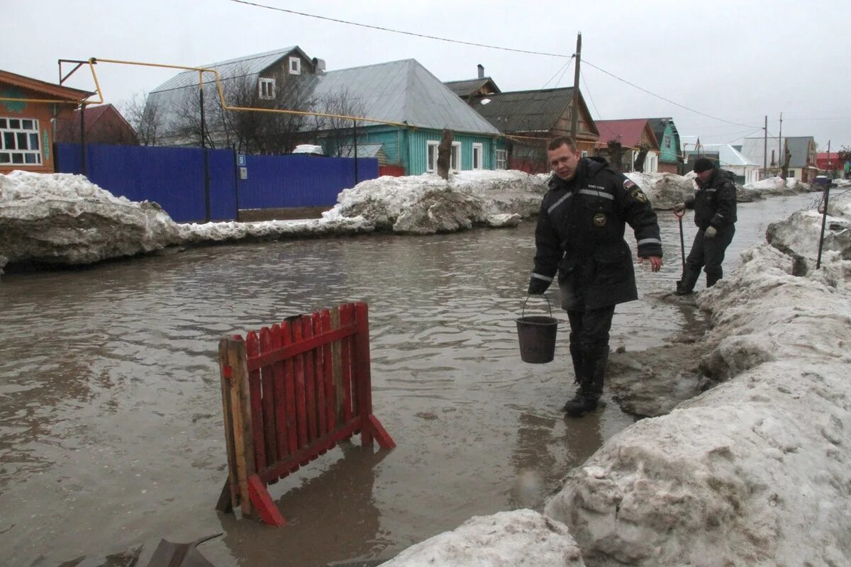 Нижегородка Уфа подтопления. Зимний паводок. Зимнее наводнение. Паводок весной Уфа. В течении весеннего половодья уровень воды