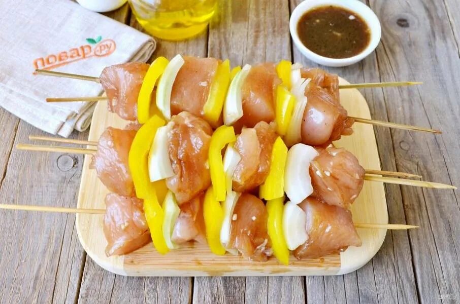 Чтобы куриный шашлык был сочный. Куриное филе на шпажках в духовке. шашлычки на шпажках в духовке из курицы. куриный шашлык в духовке на шпажках. курочка на шпажках в духовке.