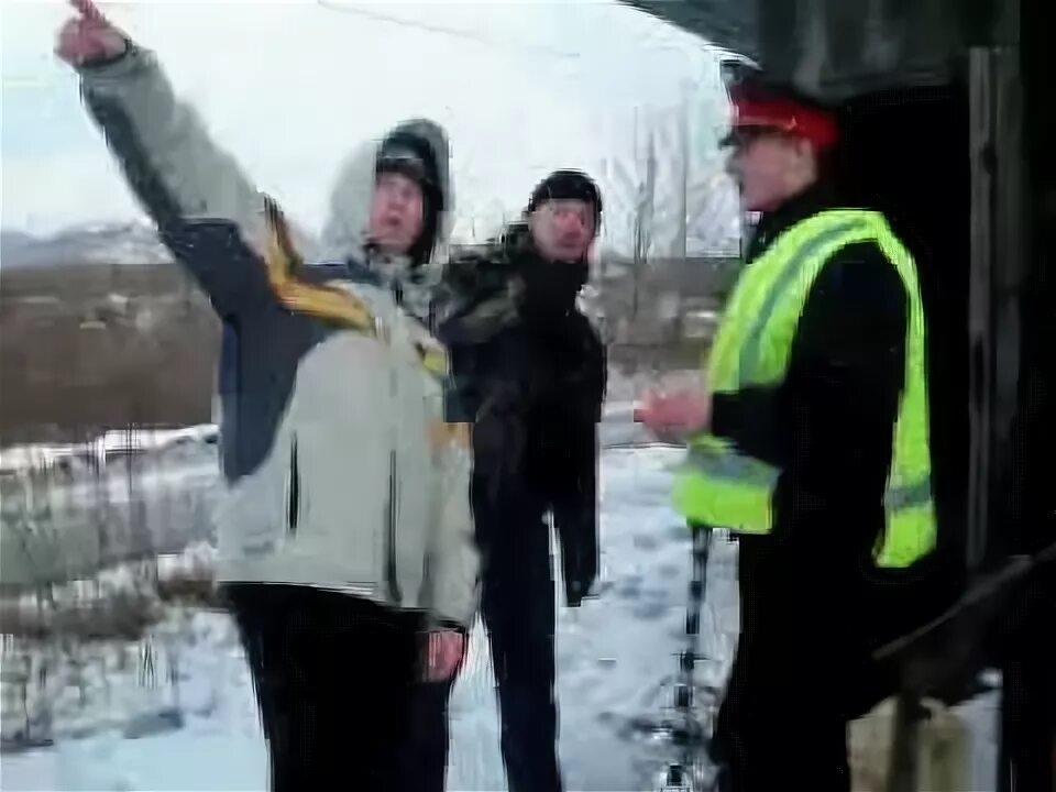 За рулём военного камаза. Бежит мужик с рулем от камаза. Лучше бы мы ехали на камазе. Анекдот про руль от камаза и кукурузное. Камаз прикол.