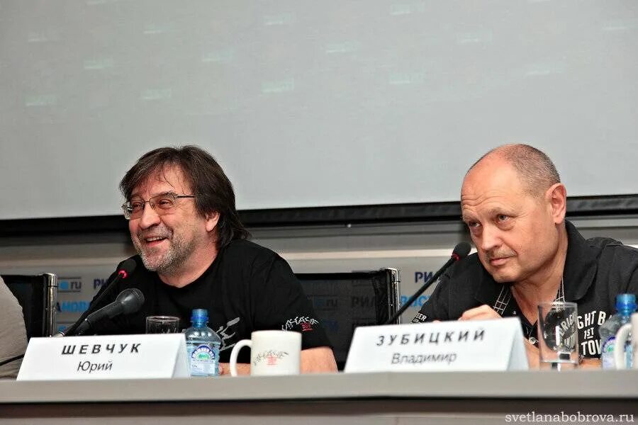 Шевчук где живет сейчас в 2025. Юрий шевчук 2025. шевчук на майдане 2004. шевчук интервью. юрий шевчук интервью.