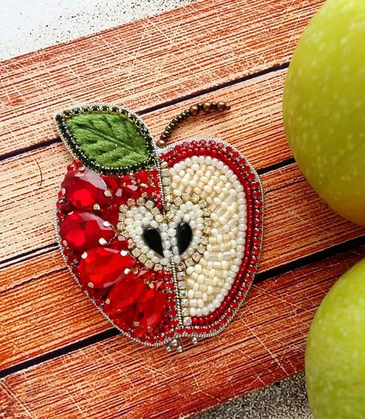 Яблоко из бисера. Брошь из бисера на фетре л. Брошка из бисера яблоко. Яблоко из бисера. Фрукты из бисера.