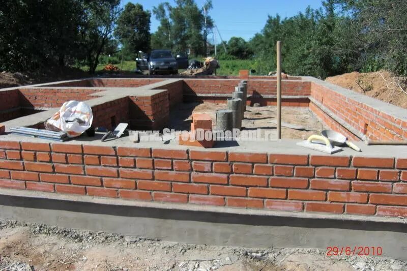 Фундамент цоколь 450кв. Фундамент для дома. Гидроизоляция цоколя фундамента утепление фундамента. Цоколь из кирпича. Ленточный фундамент под стены из кирпича.