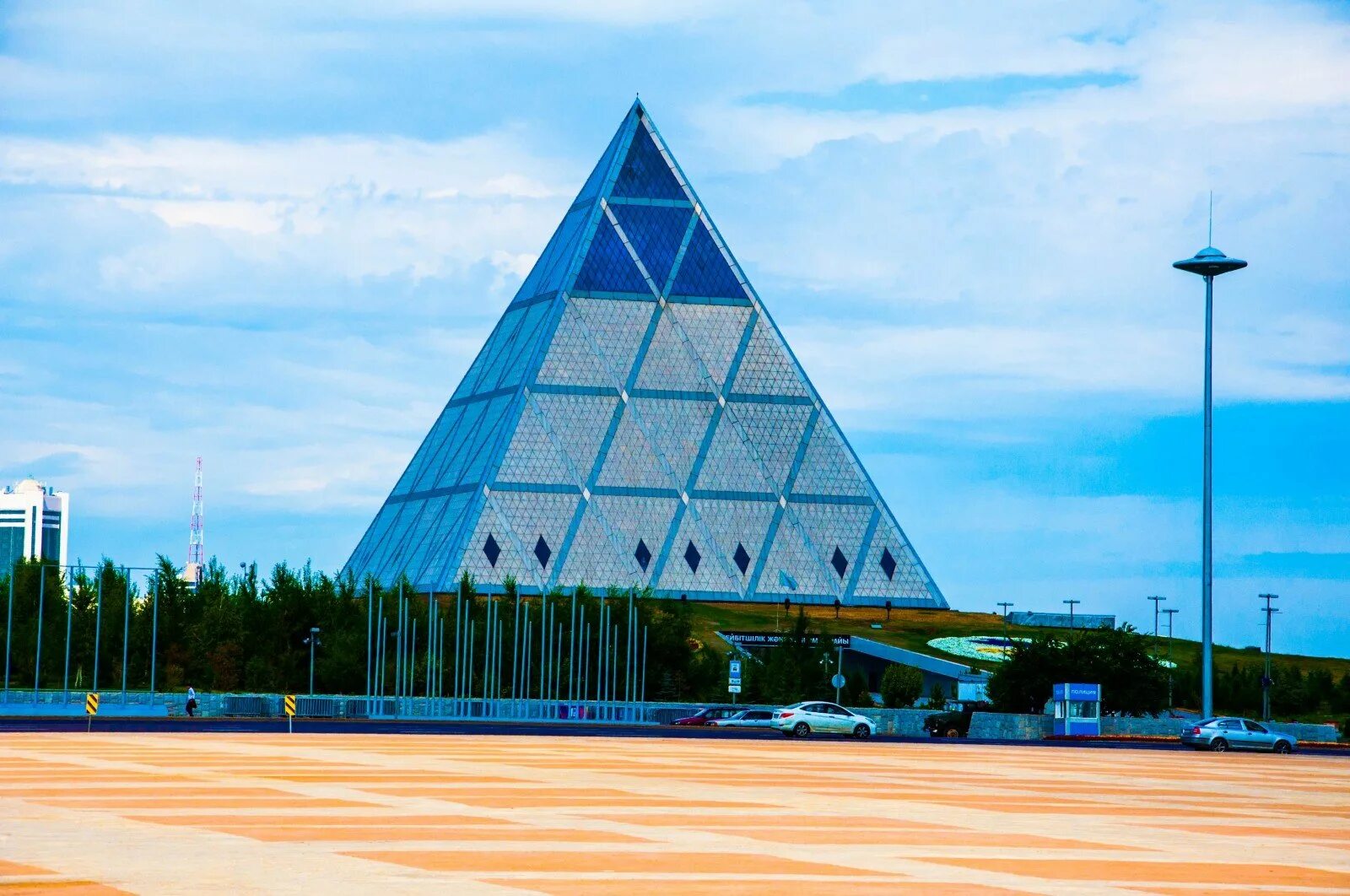 Астана архитектура. Астана дворец пирамида. Байтерек Хан Шатыр пирамида.