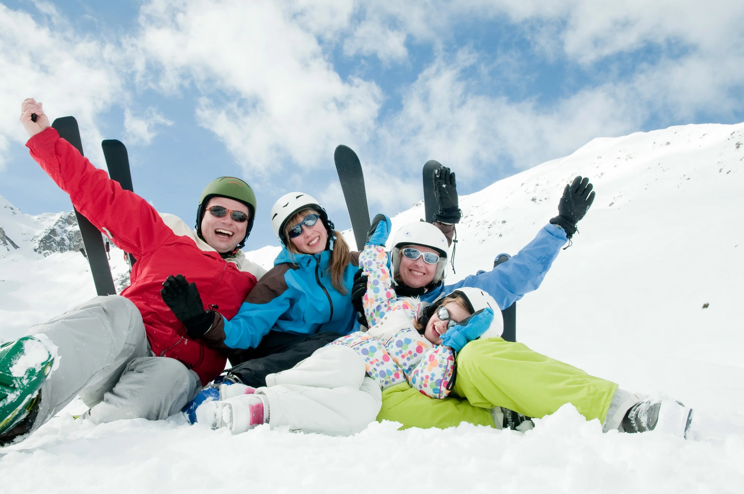 Зимние развлечения. Активная семья зимой. Горнолыжка семья. Люди на горнолыжном курорте. Ski trip