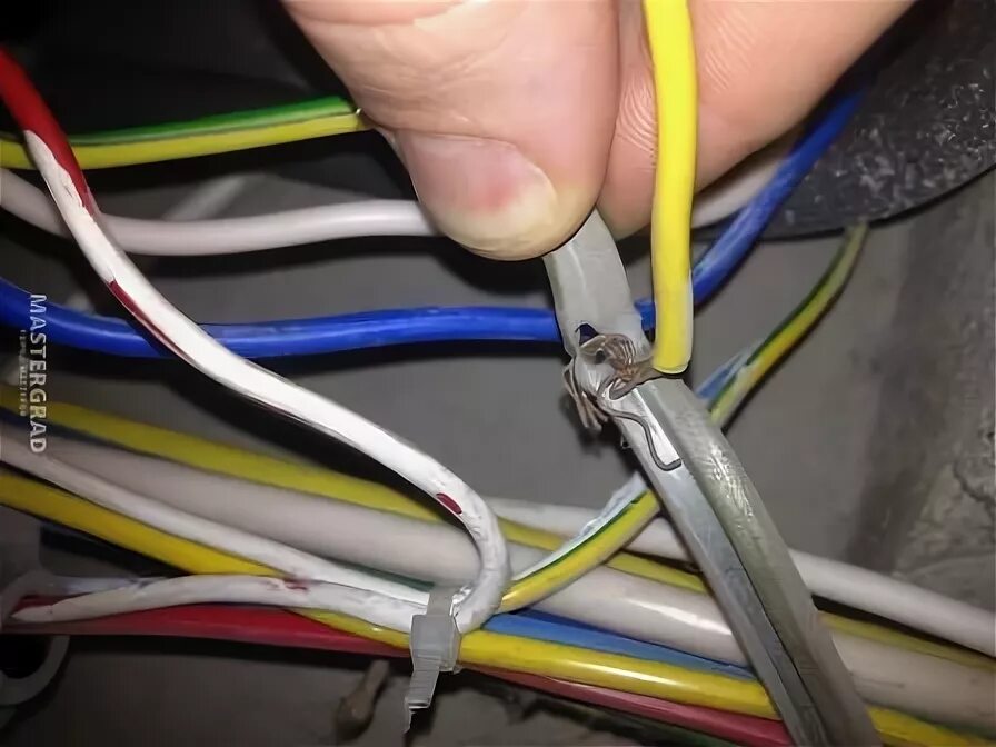 Куда идет зеленый провод. Кабели провода красный зеленый белый. Провод заднего хода шевроле круз хэтчбек. Куда идет зеленый провод. Расцветка проводов 220 вольт с заземлением.