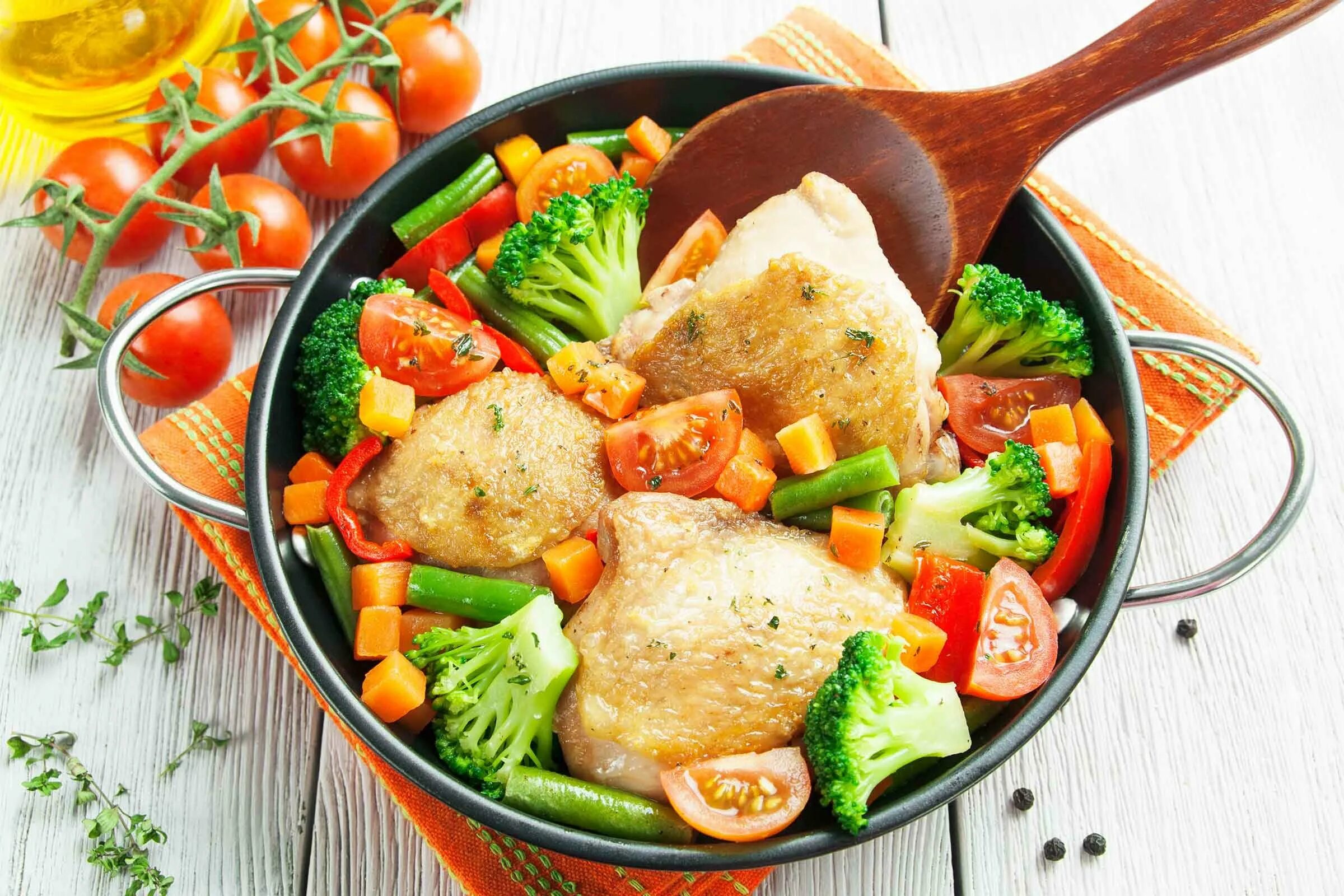 Блюда из отварных овощей. Курица с овощами. Курочка с овощами. Красивые блюда. Мясо с овощами.