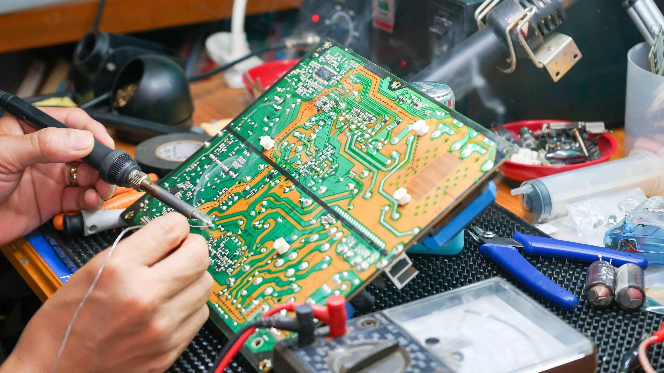 мастер чинит телевизор. телевизор xiaomi 43 4a и 4s. Mi tv 3s 70". ремонт телевизоров ксиаоми. Mi tv e43k.