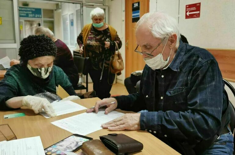 Объединение пенсионного и социального фондов. Выдача пенсионного. Выдача работа. Одноклассники пенсионеры. Пфр станет