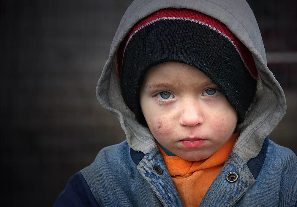 Мальчик из неблагополучной семьи. Бедные дети в детском доме. Бедные дети в детском доме. Ребенокиз неблагополчной семьи. Мальчик из неблагополучной семьи.