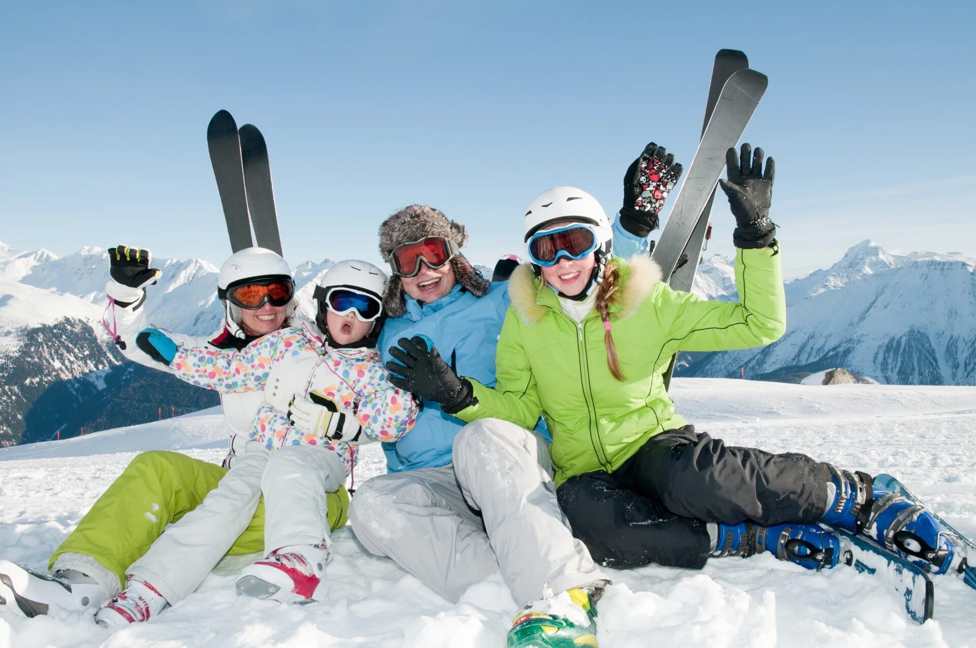 Skiing holiday. Семья на горнолыжном курорте. Семья на горнолыжке. Корлоныжный курорт с семьёй. Катание на горных лыжах.