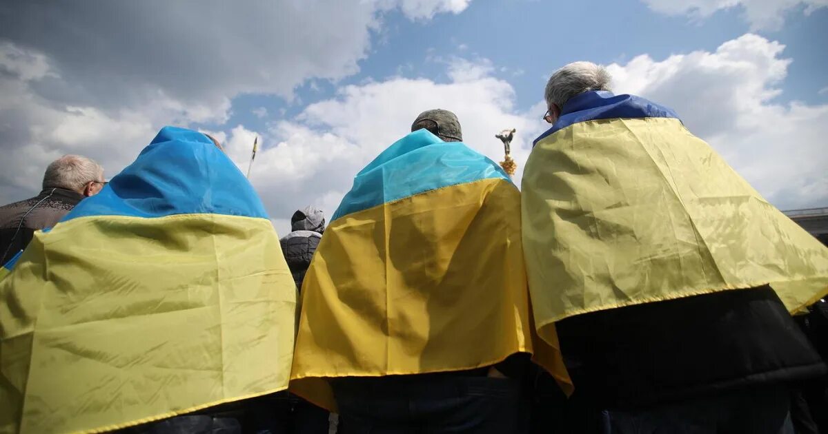 Украина разрыв. Порванный флаг Украины. Челоросия с украино разрываються. Разрыв Украины.