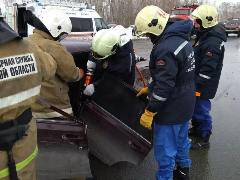 Деблокирование пострадавших при дтп. Деблокирование пострадавших в дтп. спасатели мчс деблокирование автомобиля.