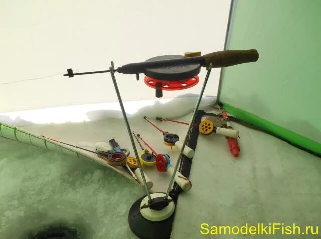 Подставки под зимние удочки самодельные. Держатель для зимней удочки. Подставка под зимнюю удочку. Подставка под зимнюю удочку для рыбалки. Подставка под зимнюю удочку.