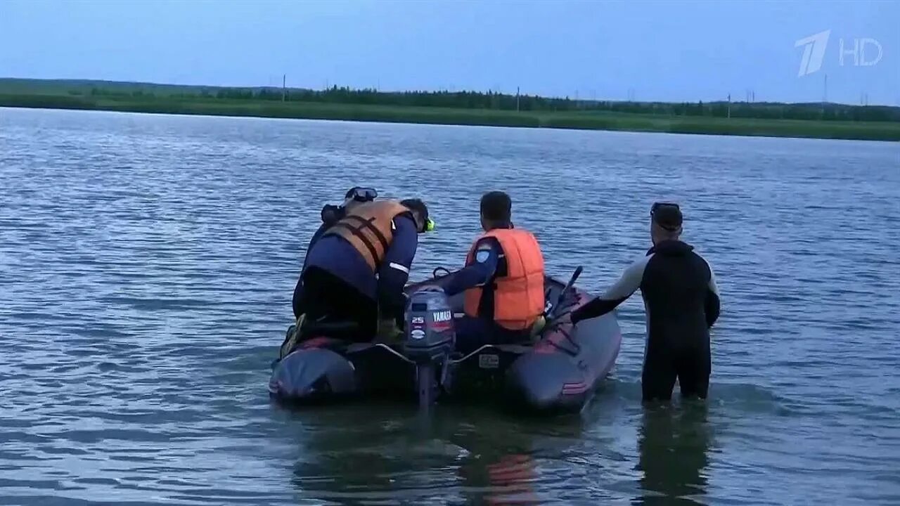 Утонувшие лодки на озере. Перевернулась лодка на водоеме. Затонувшие лодки в озере.