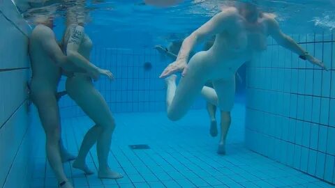 Naked Chicks Swimming Underwater (55 photos) .