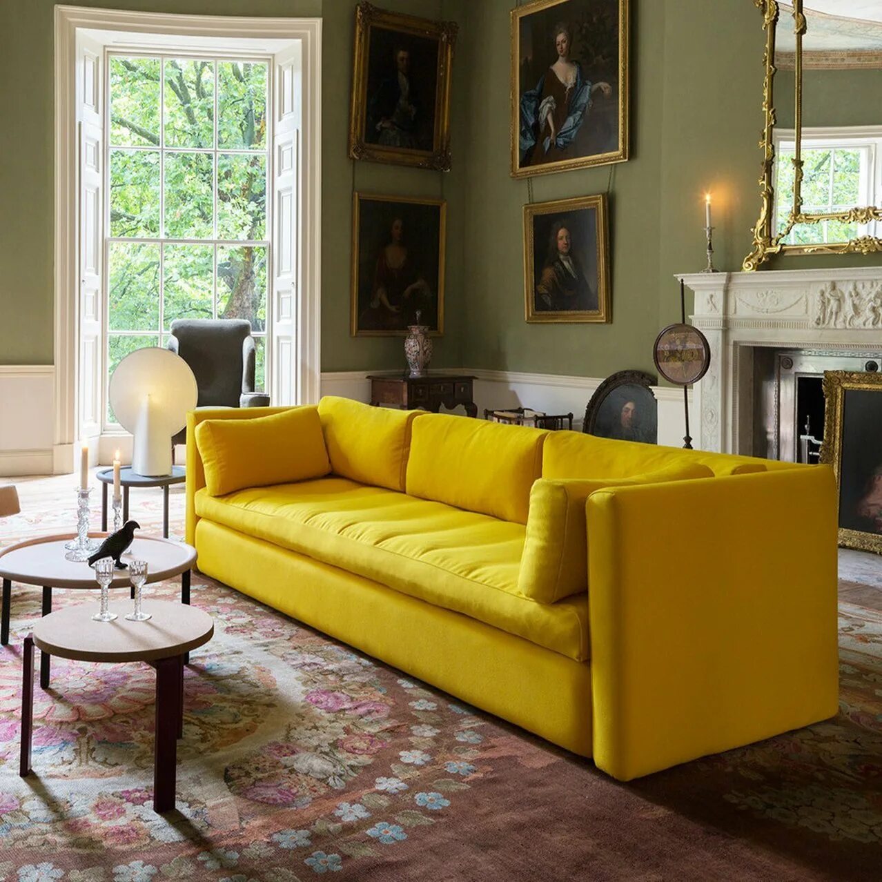 Горчичный в интерьере. Желтый диван в интерьере. Горчичный диван в интерьере. Гостиная с желтым диваном. Жёлтый диван в интерьете.