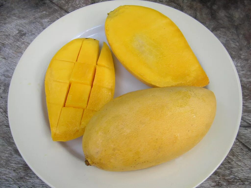 Манго едят с кожурой или нет. Манго дуриан. Фрукты из Тайланда манго. Манго фрукт Тайланд. Манго фрукт желтый.