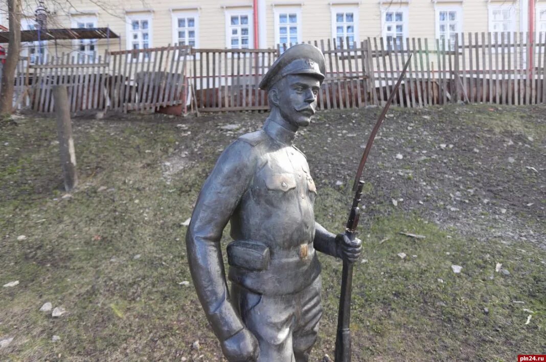Разрушенный памятник ленину. Скульптура солдата. Памятник быкову в киеве снесли. Во львове демонтировали памятник воинам. Ломать памятники.