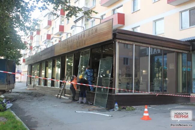 Пристройка магазина к дому. Пристройка магазина к дому. Пристроенный магазин. Стеклянная веранда. Пристройка магазина к дому.