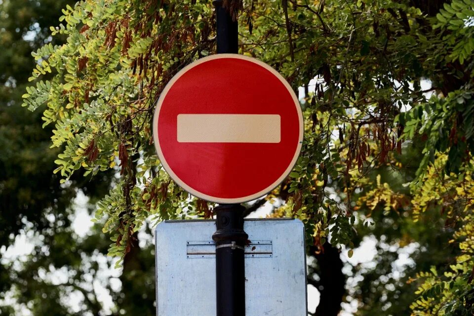 Ограничение движения 10 апреля. Ограничено движение. ограничение движения транспорта. временные ограничения движения. ограничат движение автотранспорта.