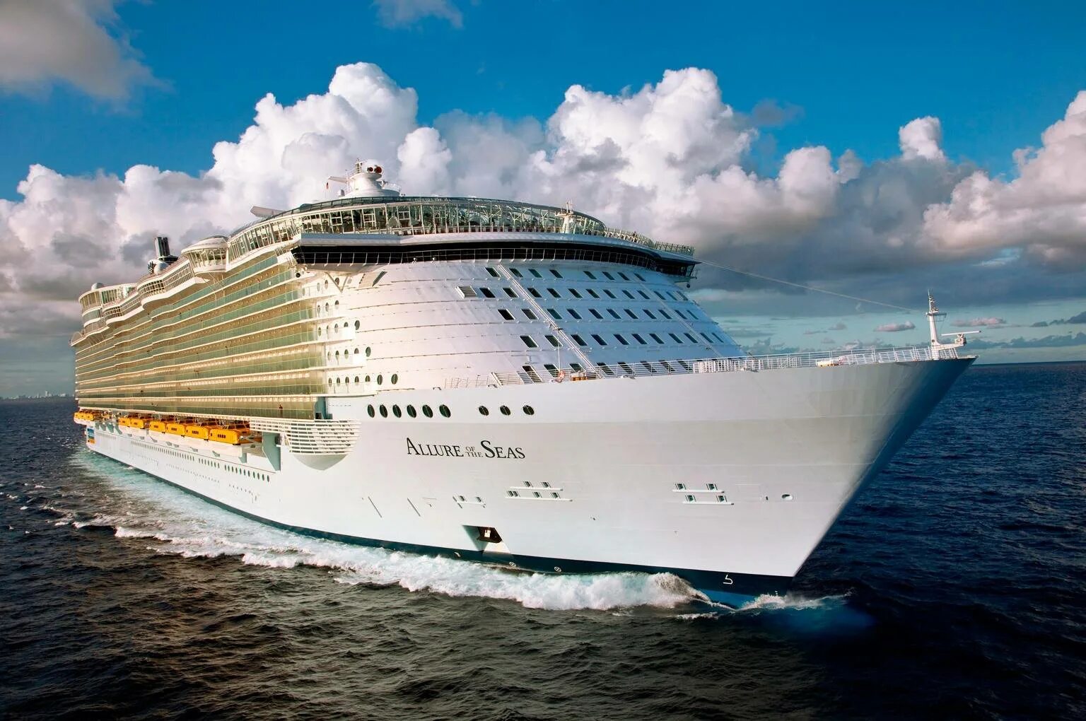 Seas royal. Круизный лайнер аллюр. лайнер allure of the seas. лайнер аллюр the seas. круизный корабль allure.