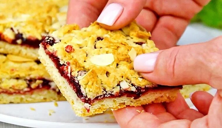 Пирог со сгущенкой. Тертый песочный пирог. Тертый пирог со. Песочный тертый пирог с вареньем. Тертый пирог со сливами.