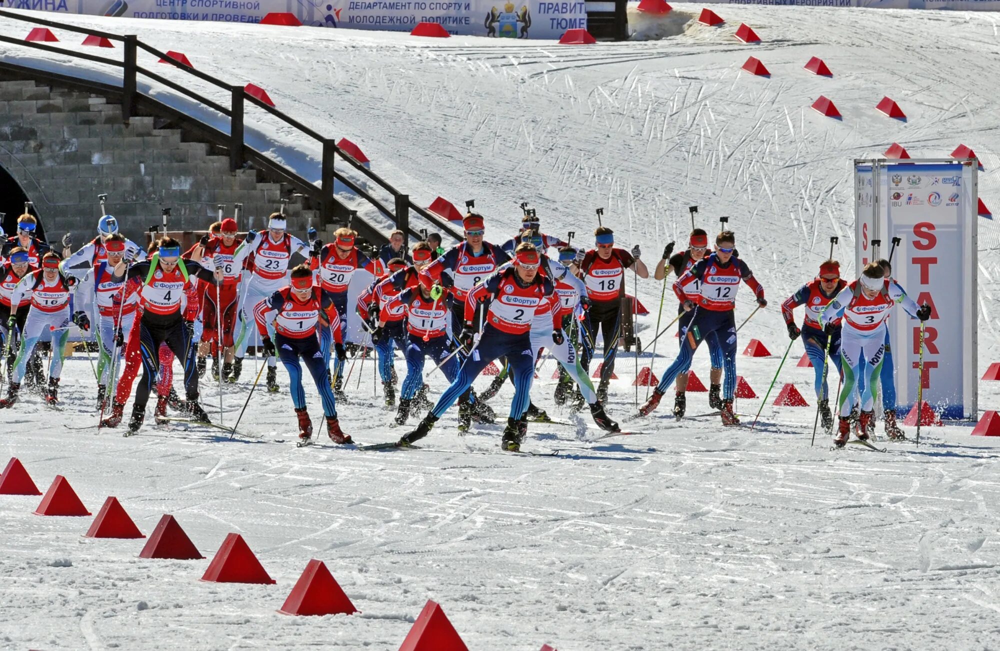 Масстарт мужчины чемпионат. Биатлон масс старт. Старт в масс старте в биатлоне. Масстарт лыжные гонки. Биатлон гонка Масстарт.