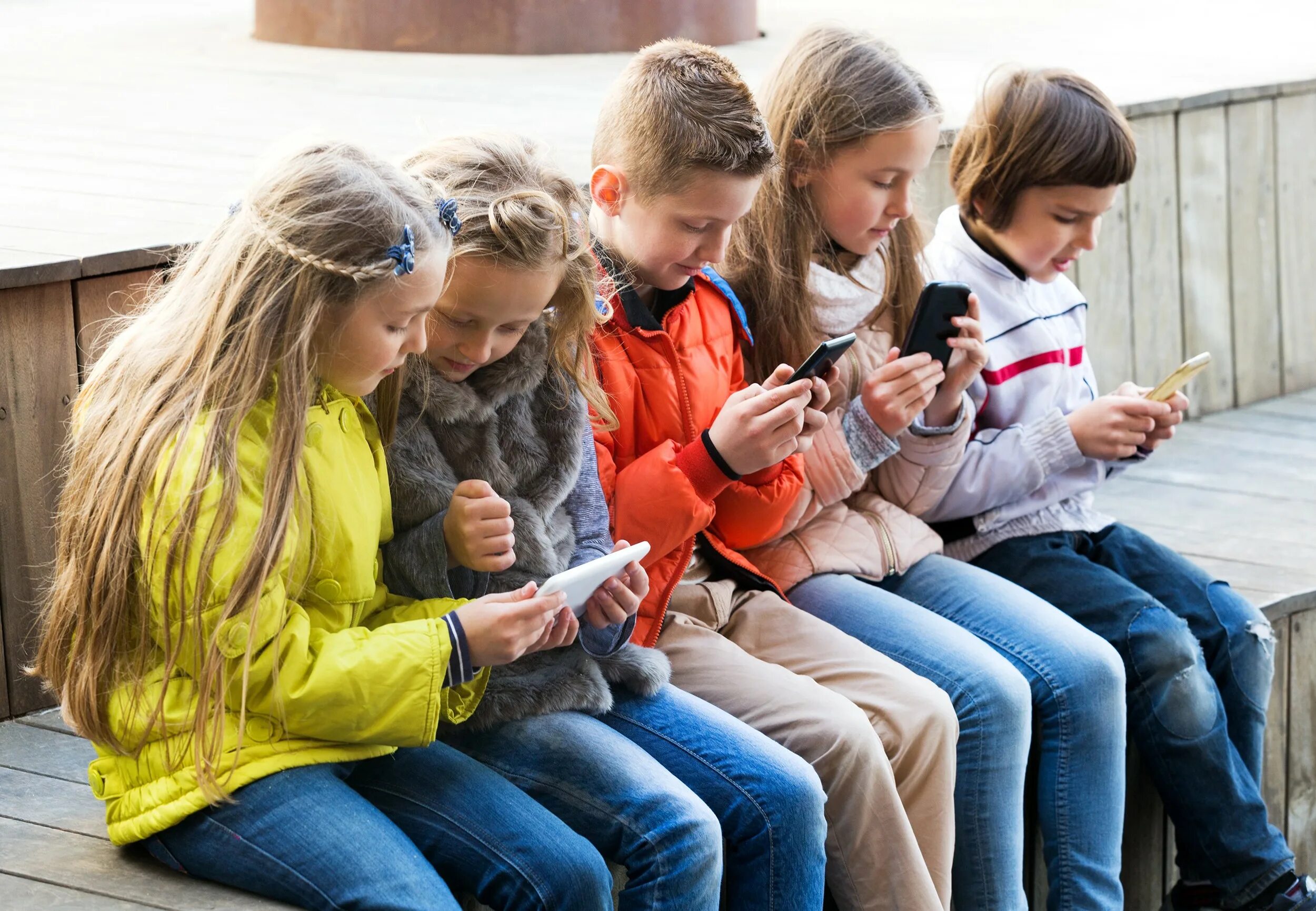 Дети с телефонами с рождения. Подросток с телефоном. Ребенок со смартфоном. Ребенок с мобильным телефоном. Современные дети и гаджеты.