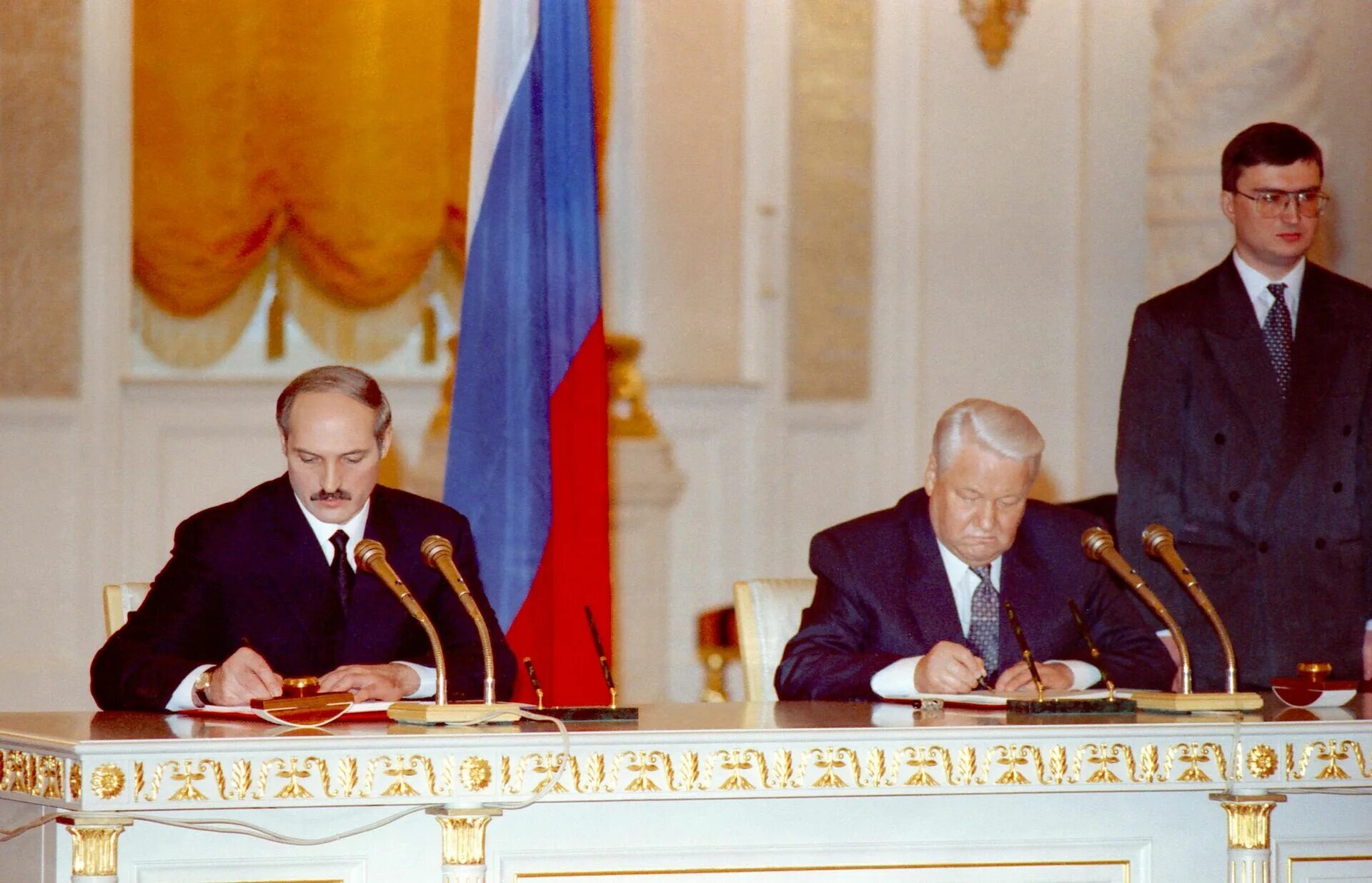 Подписанный договор ельцин. Ельцин Лукашенко 1999 подписание. Лукашенко 1997. Союзное государство Лукашенко и Ельцин 1996.