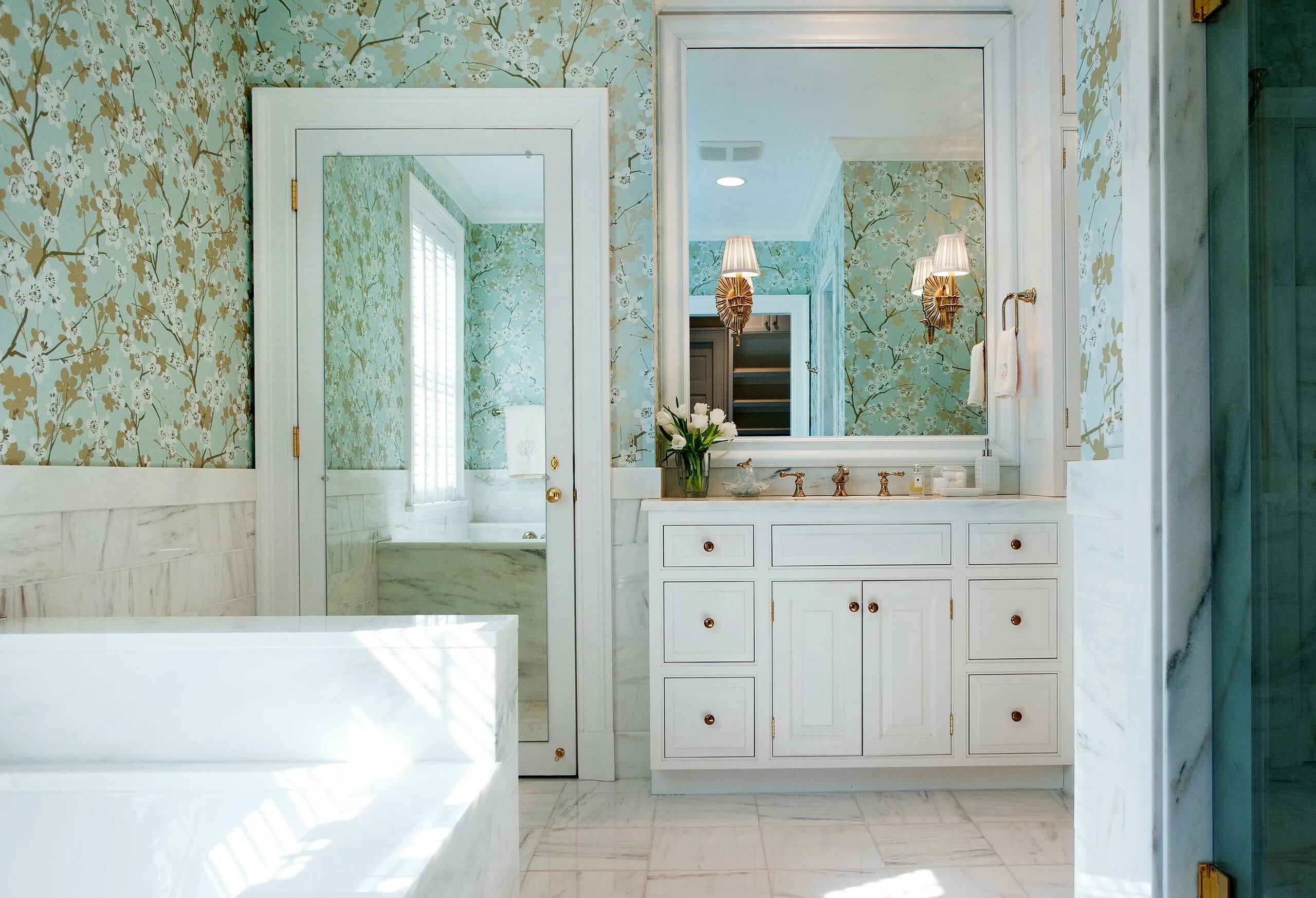 Двери в ванной комнате фото. Зеркальная дверь в ванную. Дверь в ванную комнату в интерьере. Дверь в ванную с зеркалом. Красивые двери в ванную комнату.