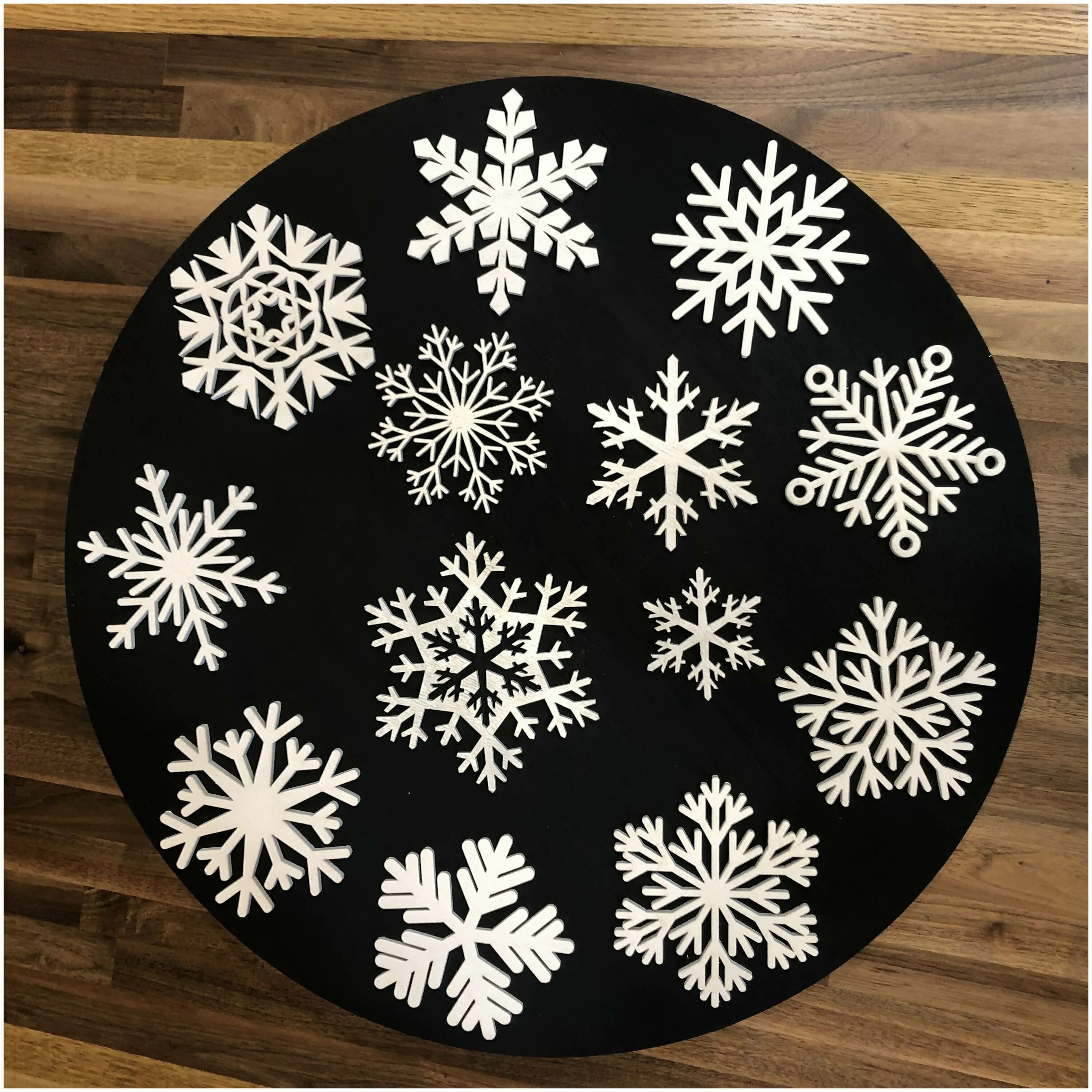 Интерьерная снежинка. Новогодние украшения снежинка красного цвета. Украшение снежинка новогоднее пластик. Новогодний декор "снежинка". «украшение «снежинки»».