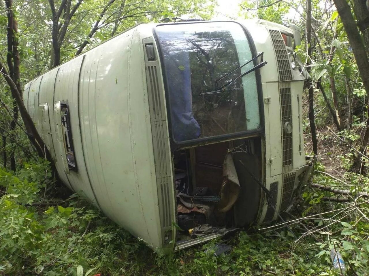 М 5 упал. Опрокидывание автобуса. Перевернулся автобус в Самарской области. Пассажирский автобус перевернулся.