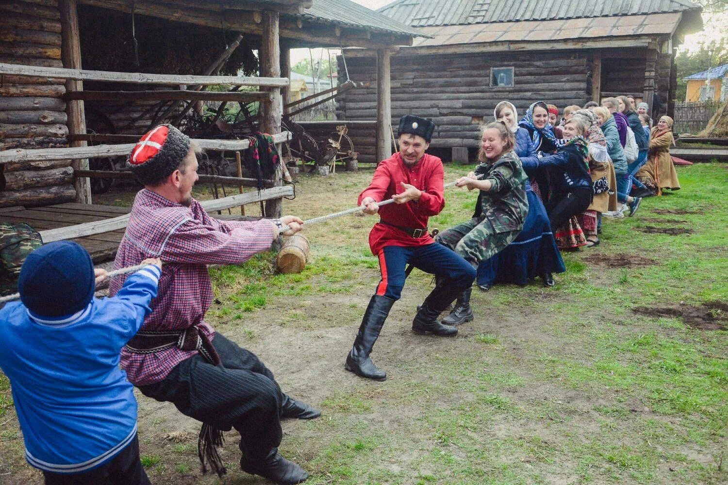 Традиционные игры. Перетягивание каната на Масленицу. Народные спортивные игры. Народные игры и забавы.