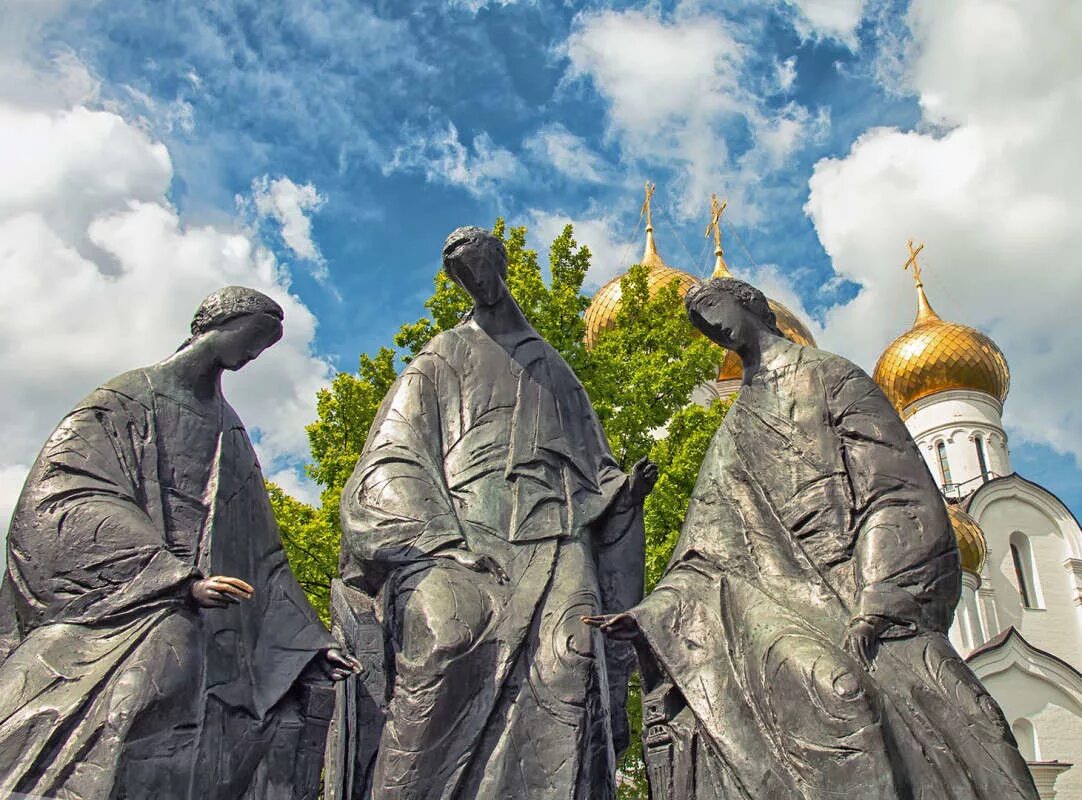 Памятник святой троице. Святая Троица. Скульптура Троица в Ярославле. Святая Троица фото.