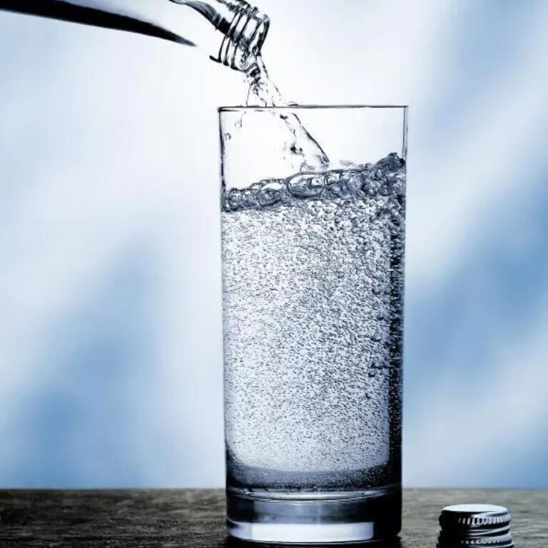 Продам воду газированную воду. Вода газированная. Минеральная вода в стакане. Газировка вода. Стакан воды.