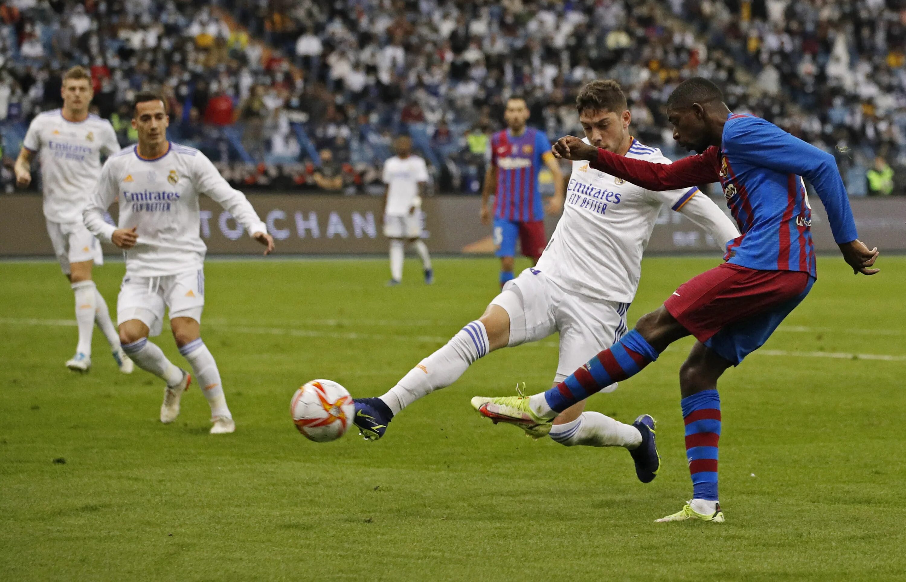 Футбол реал барселона какой. Barcelona vs real Madrid 2 - 3. Суперкубок Испании 2017 Барселона Реал Мадрид. Real Madrid vs Barcelona 3-3. Реал Мадрид Барселона 2017.