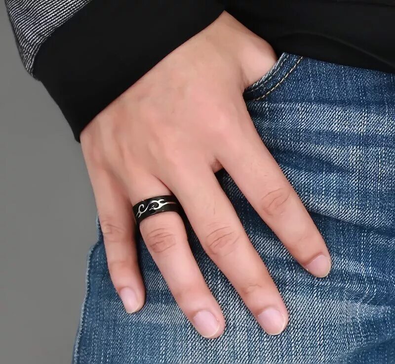 кольцо на мизинец мужское. черное кольцо на пальце. черное кольцо на пальце. черное кольцо на руке. тату на безымянном пальце.