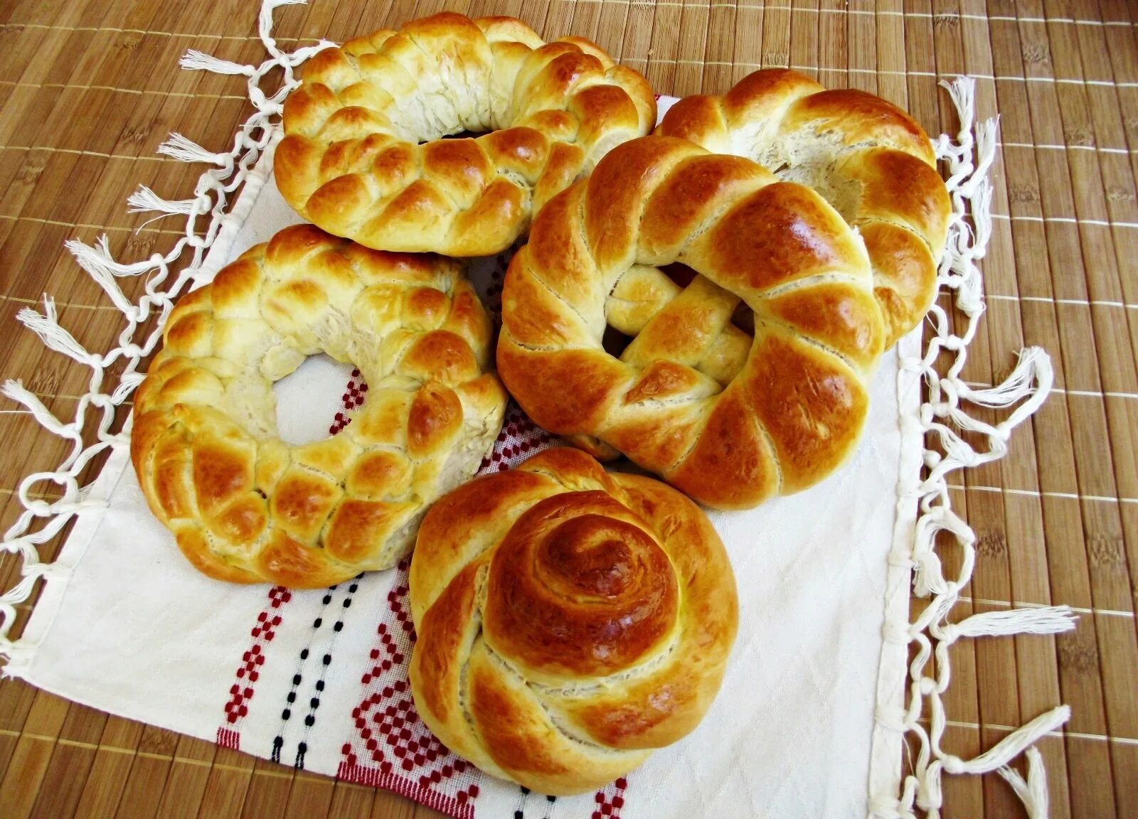 Спас калач. Калач красивый. калач уральский. свадебный калач. пасхальный калач молдавский.