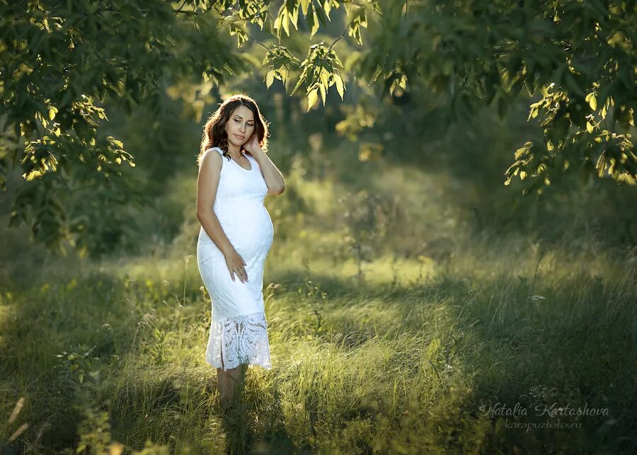 Фотограф беременность. Беременная фотосессия СПБ. Фотосессия беременных фотографы СПБ. Беременяшки на природе ню. Фотограф беременности.