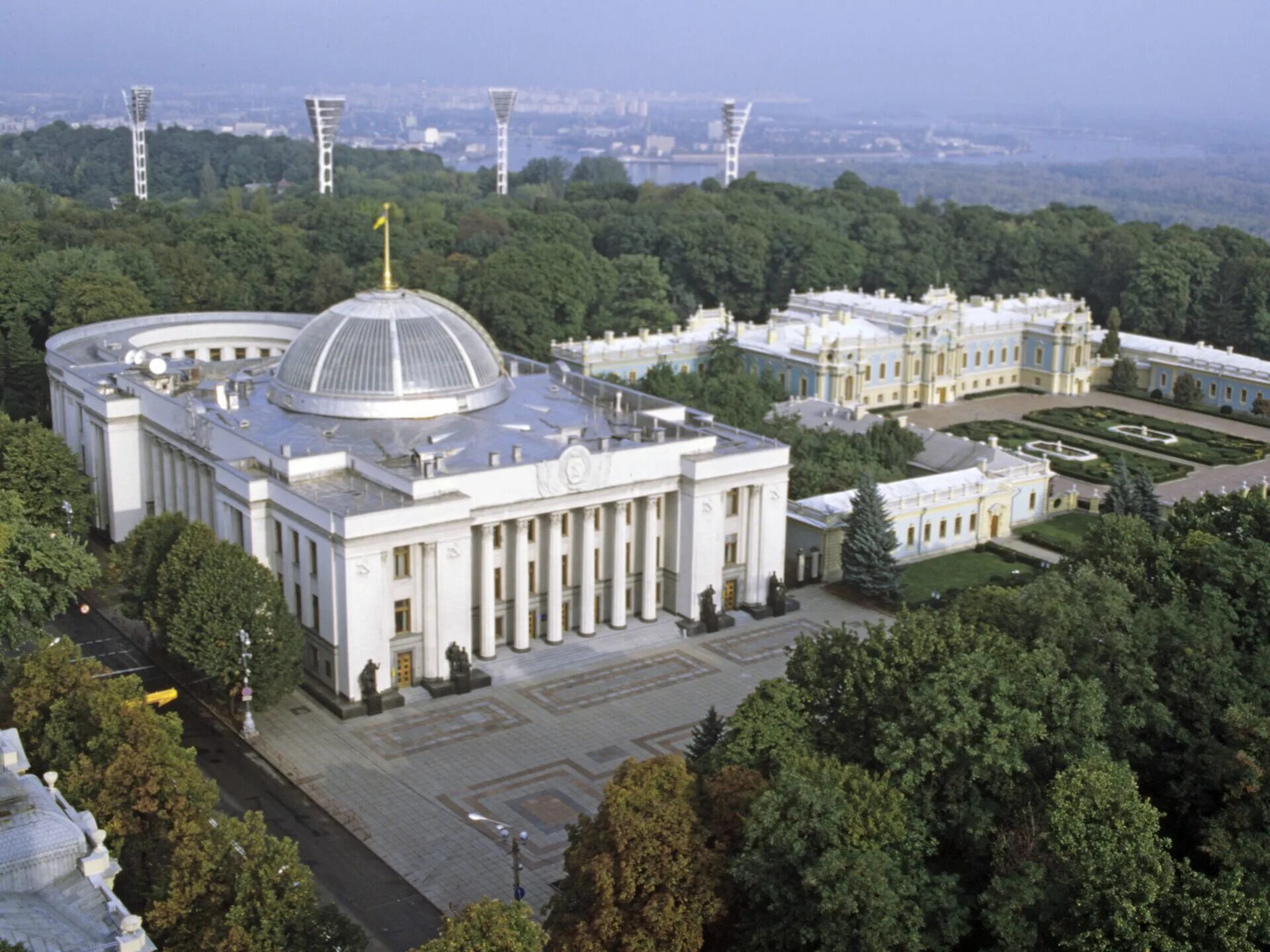 Здание верховной рады в киеве. Верховная рада украины 2000. Верховная рада здание. Киев рада здание. Здание верховной рады украины.