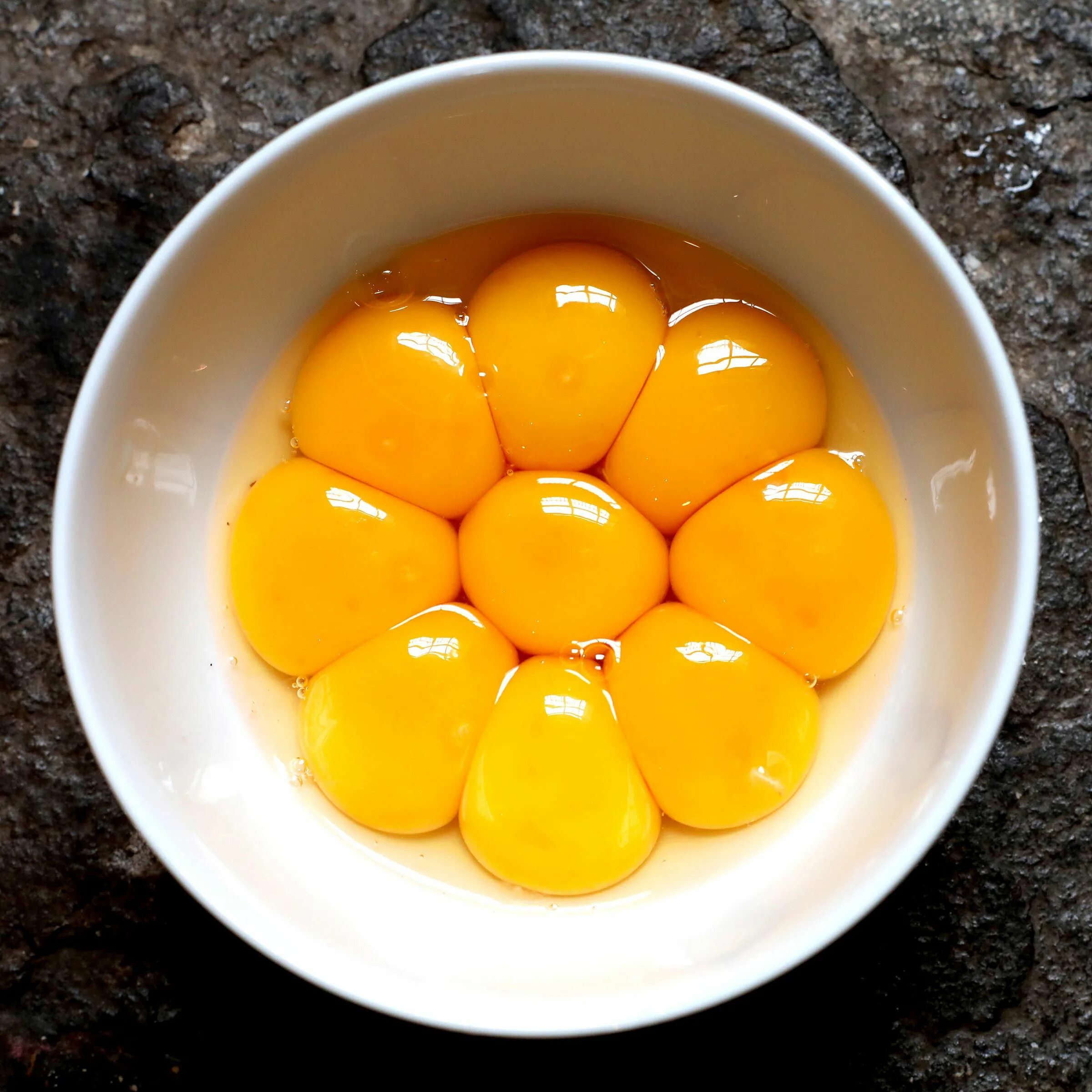 Яйца крупные с большим количеством желтка