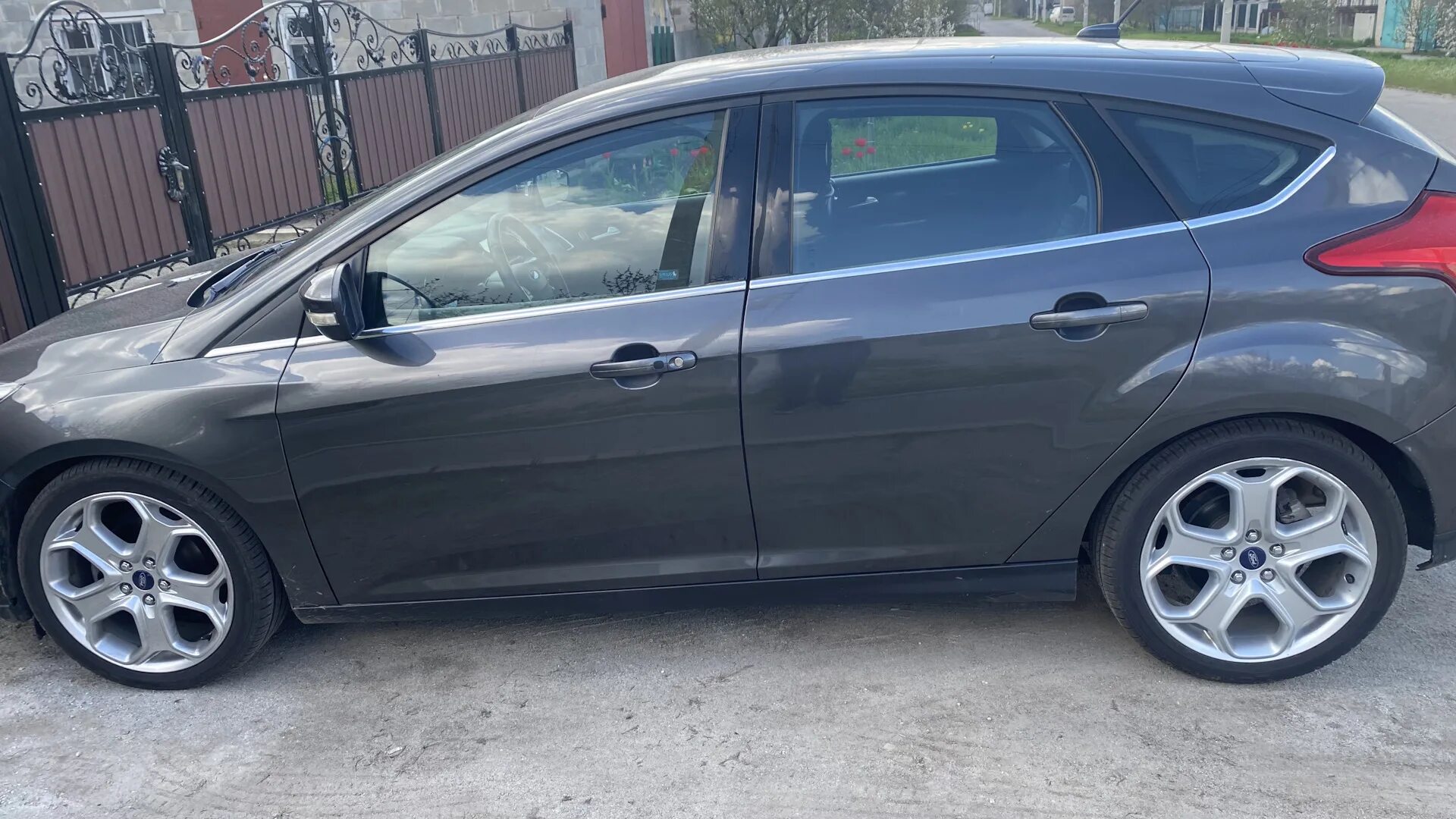 Летняя резина на форд фокус 3. Форд фокус 235 40 18. 235/45 R17 Focus 3. R18 Ford. Диски r18 Ford Focus 3 Titanium.